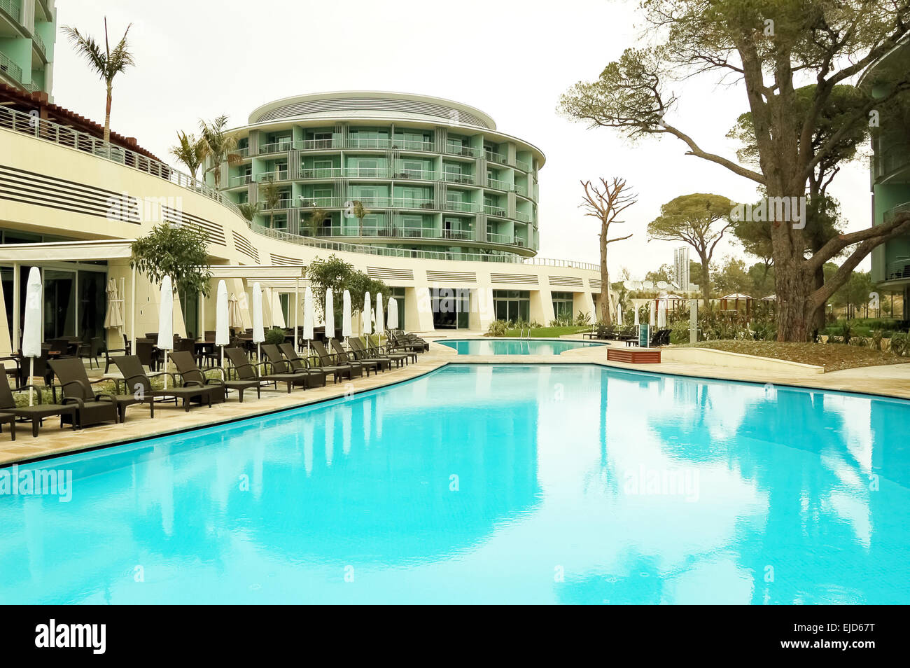 Les arbres, bleu piscine et bâtiments dans la classe de luxe Hôtel de la Turquie. Banque D'Images