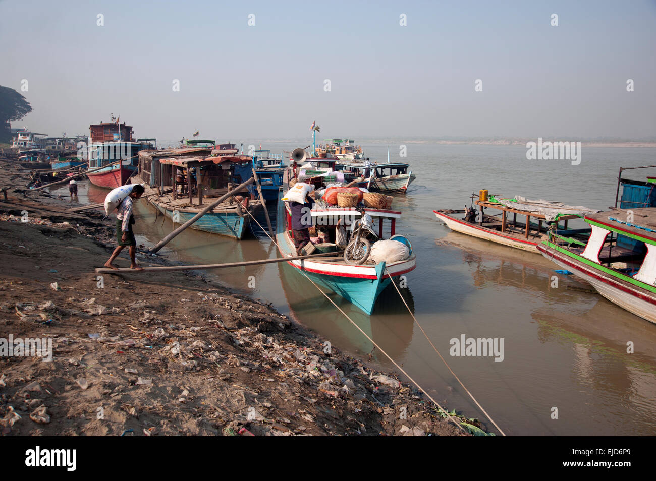 Chargement du fret en bois des bateaux sur les rives de la rivière Ayeyarwady au Mandalay Myanmar Birmanie Banque D'Images