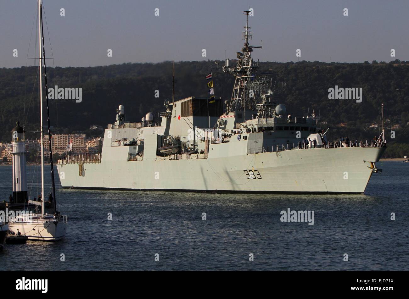 Navire de guerre canadien, le NCSM Toronto entre dans la ville de la mer Noire de Varna, port à l'est de la capitale bulgare Sofia, vendredi, 19 Septembre, 2014. Le NCSM Toronto canadien et espagnol REE navire Almirante Juan de Borbon sont sur un trois jours visite en Bulgarie au cours de l'OTAN Banque D'Images