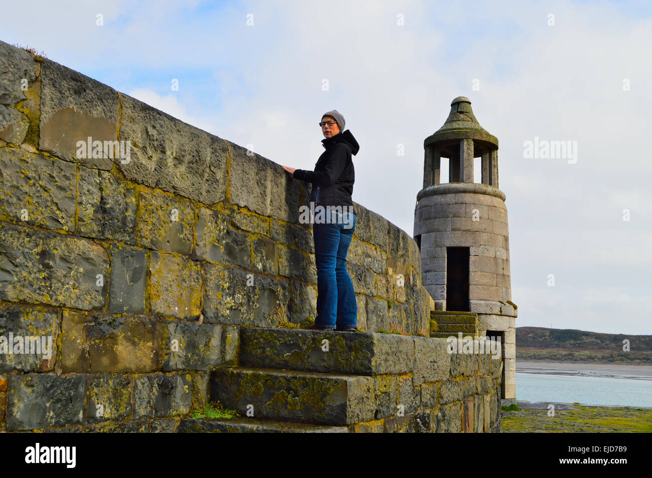 Femme sur le quai à Port Logan, Dumfries et Galloway, en Écosse. Banque D'Images