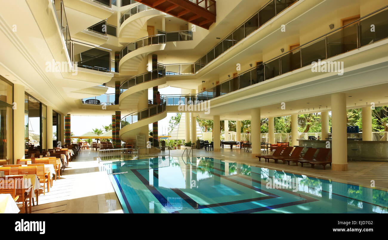 Dans le hall intérieur avec piscine en turc de grande classe de l'hôtel à Kemer, Antalia. Banque D'Images