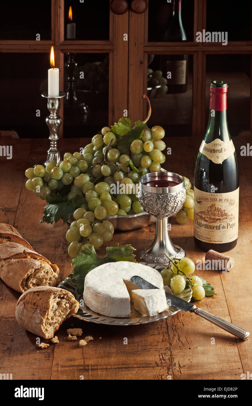 Still Life with pewter, vin, fromage et raisins Banque D'Images