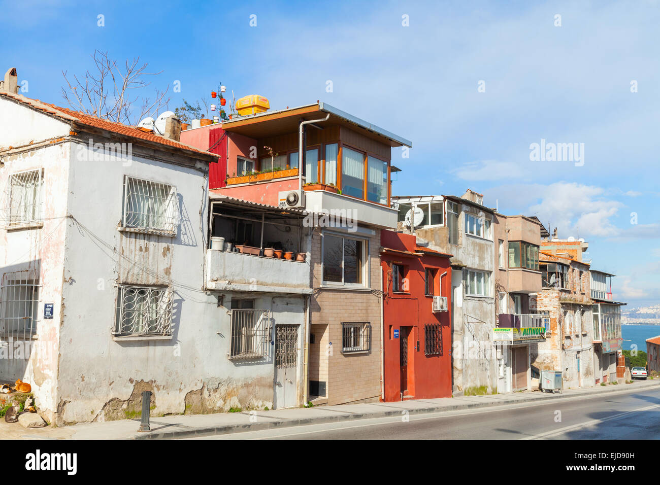 Izmir, Turquie - 12 Février 2015 : Street view ordinaire avec de petites maisons individuelles dans une rangée, vieille ville d'Izmir Banque D'Images