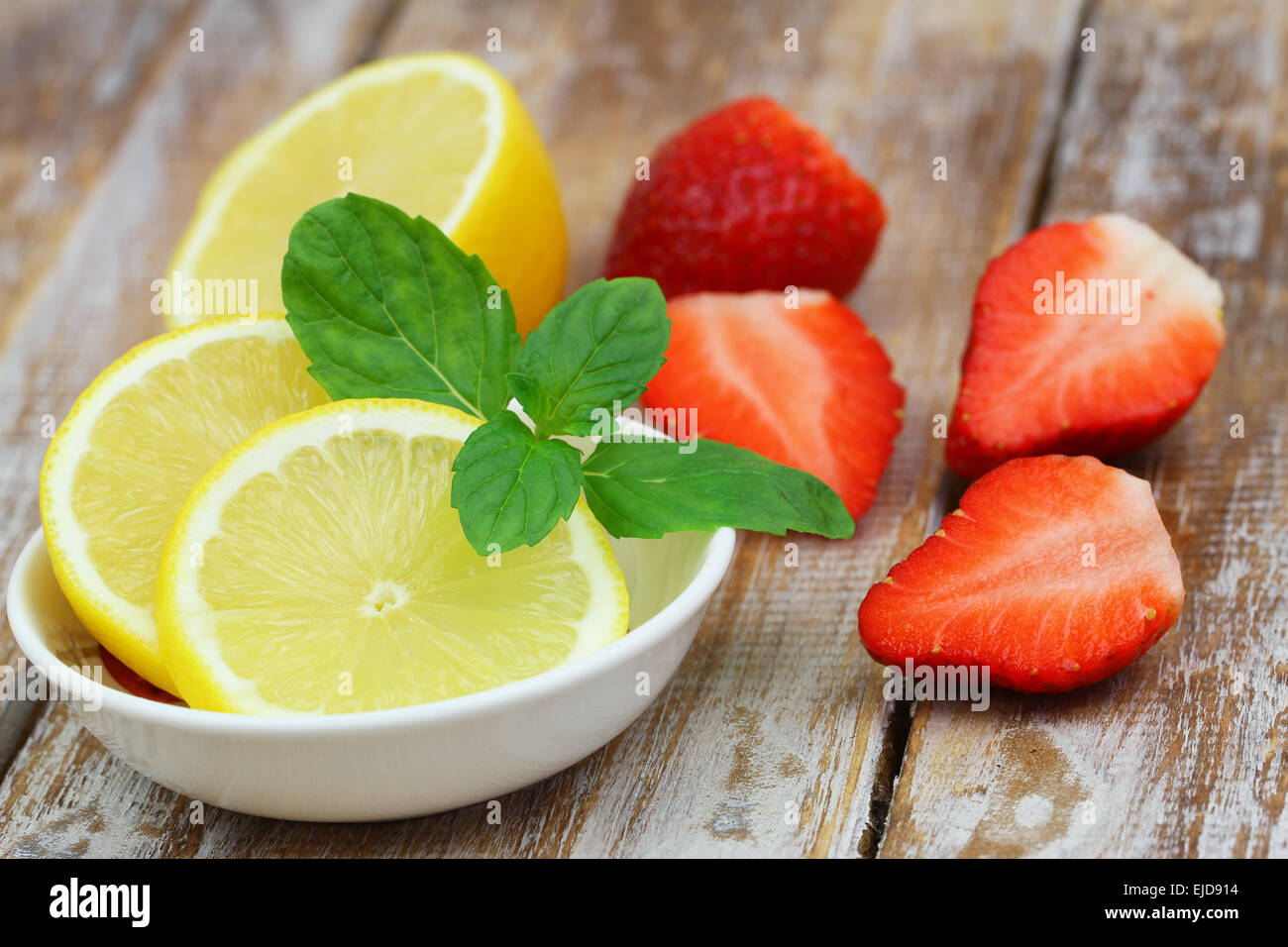 Fraises et citron, source de vitamine C Banque D'Images