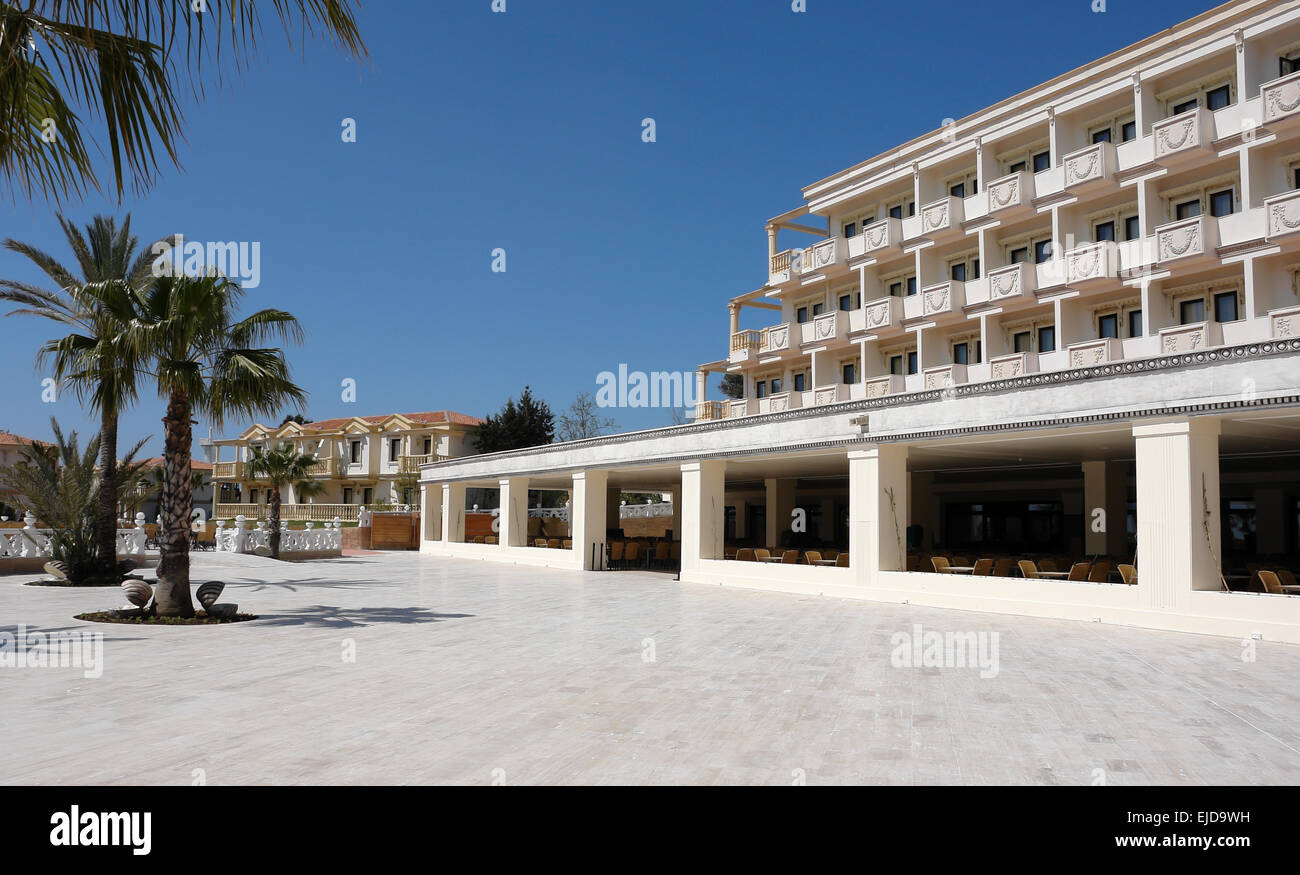 Ciel bleu, les palmiers et les bâtiments de l'hôtel, sur la côte méditerranéenne de la Turquie. Village de Belek, l'Antalia. Banque D'Images