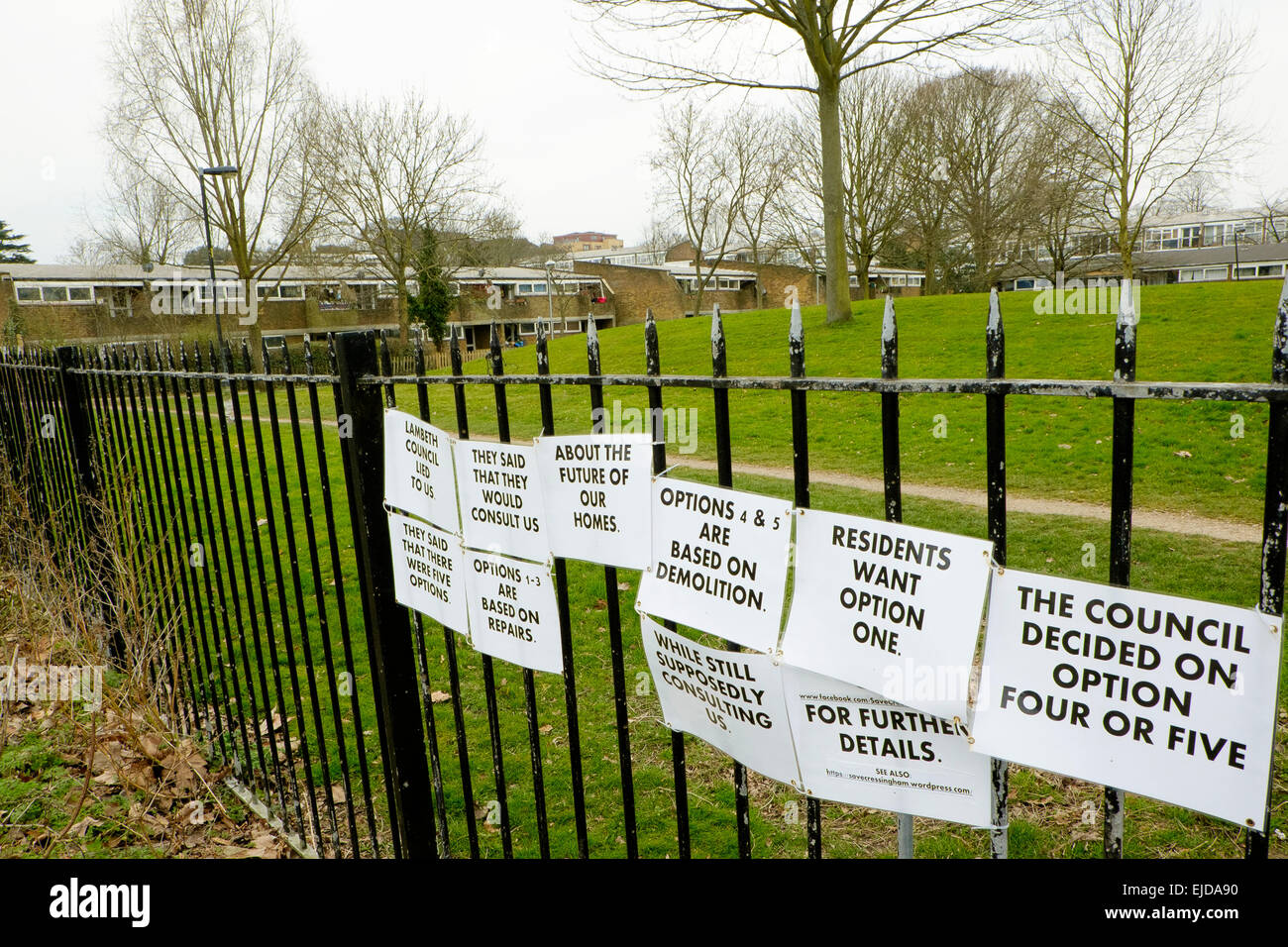 Jardins Cressingham housing estate à Tulse Hill sur fringe de Brockwell Park, plans de réaménagement sont opposés par des résidents Banque D'Images