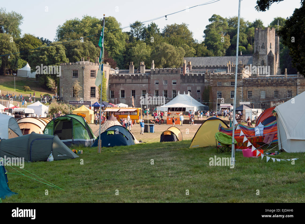 Camping tentes devant Port Eliot House au Port Eliot literary festival St allemands Cornwall UK Banque D'Images