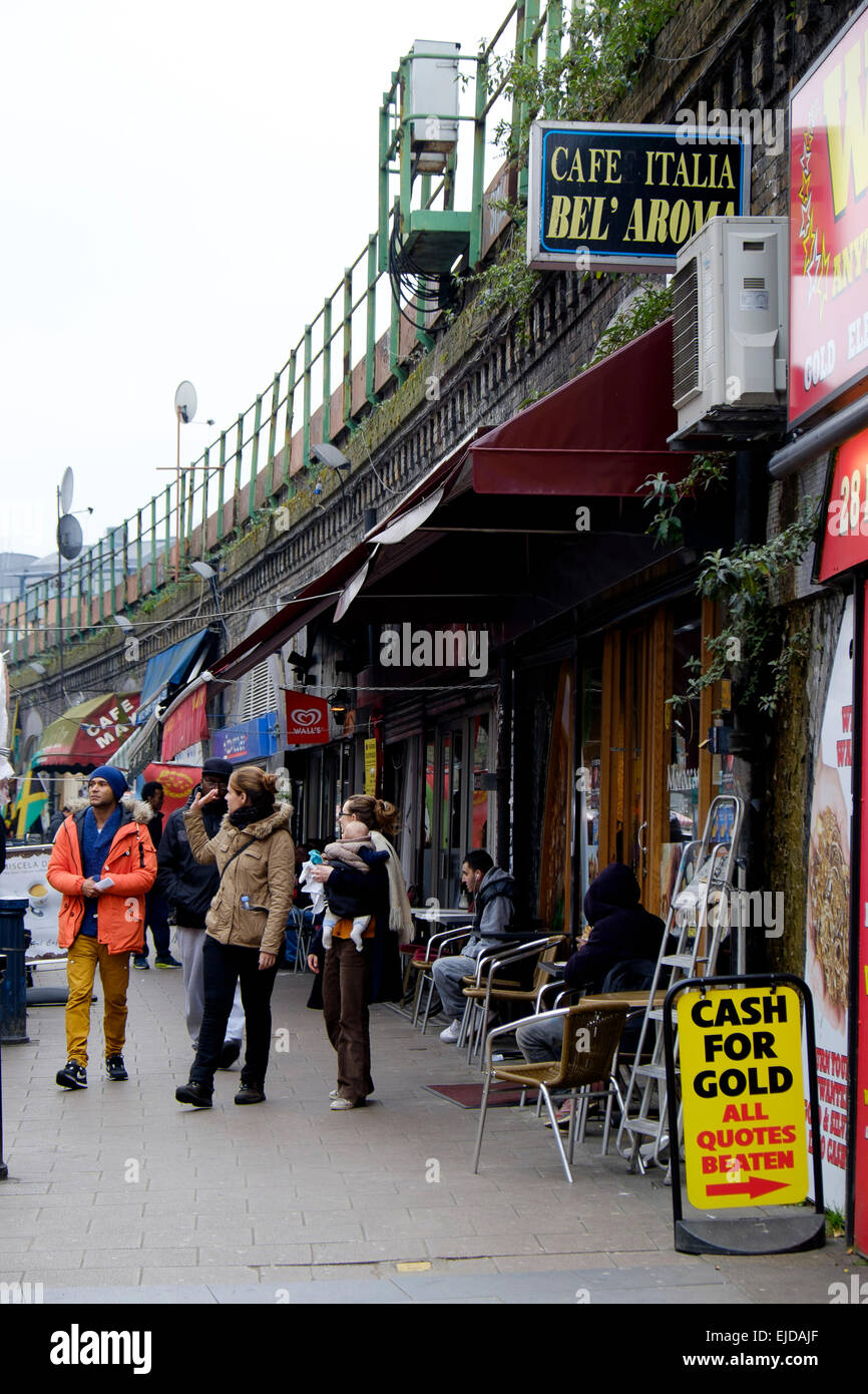 Locaux commerciaux à Brixton Brixton Railway Station Road sous arcades menacés d'expulsion par le Conseil de Lambeth Banque D'Images