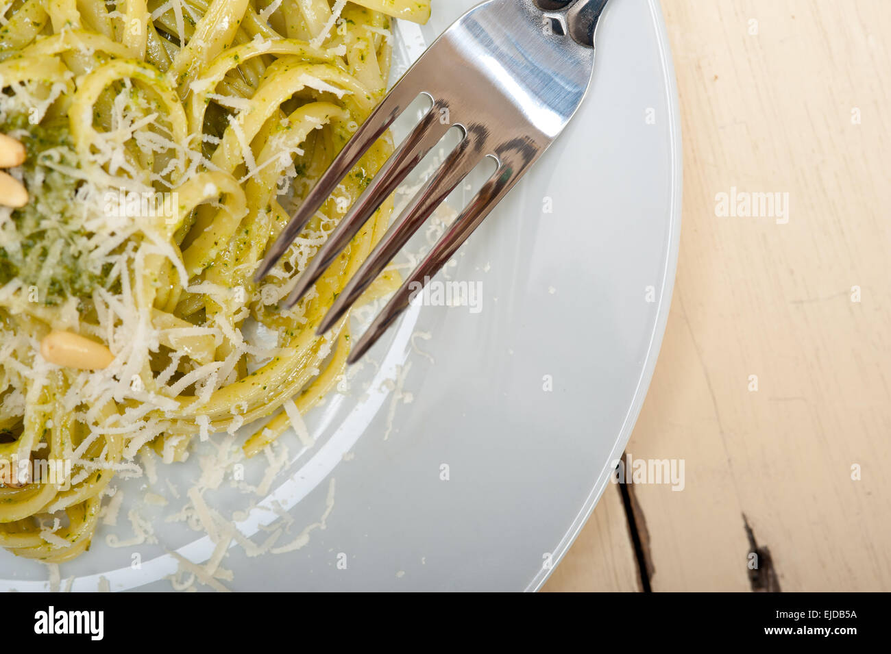 Pâtes au pesto de basilic traditionnel italien parmesan ingrédients noix de pin l'huile d'olive extra vierge ail sur une table rustique Banque D'Images