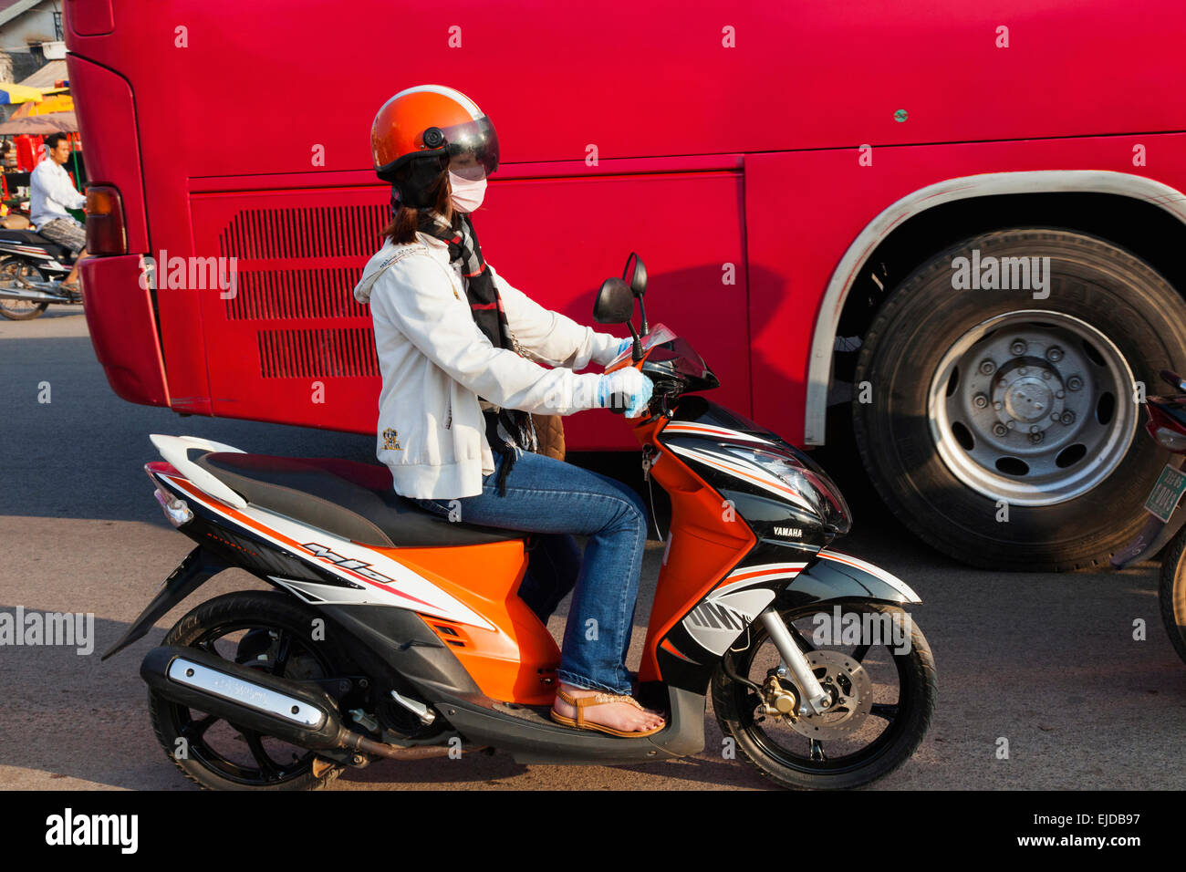 Cambodge, Siem Reap, Fille sur scooter Banque D'Images