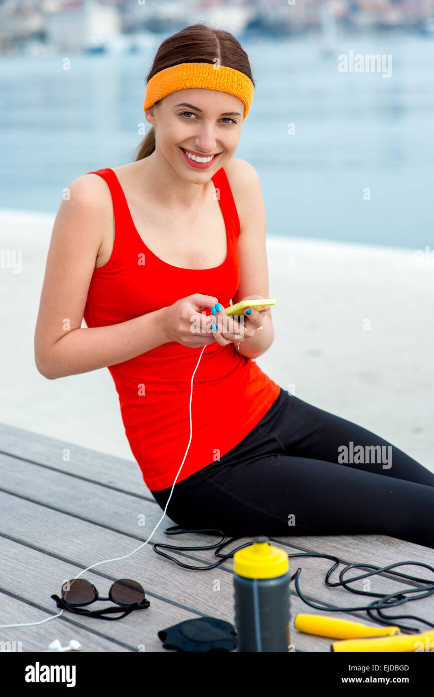 Sport woman using mobile phone Banque D'Images