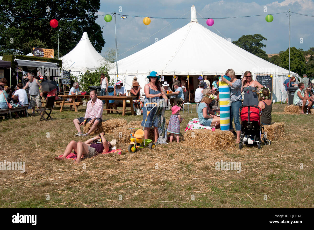 Les familles s'amusant devant un chapiteau au festival littéraire de Port Eliot Cornwall UK Banque D'Images