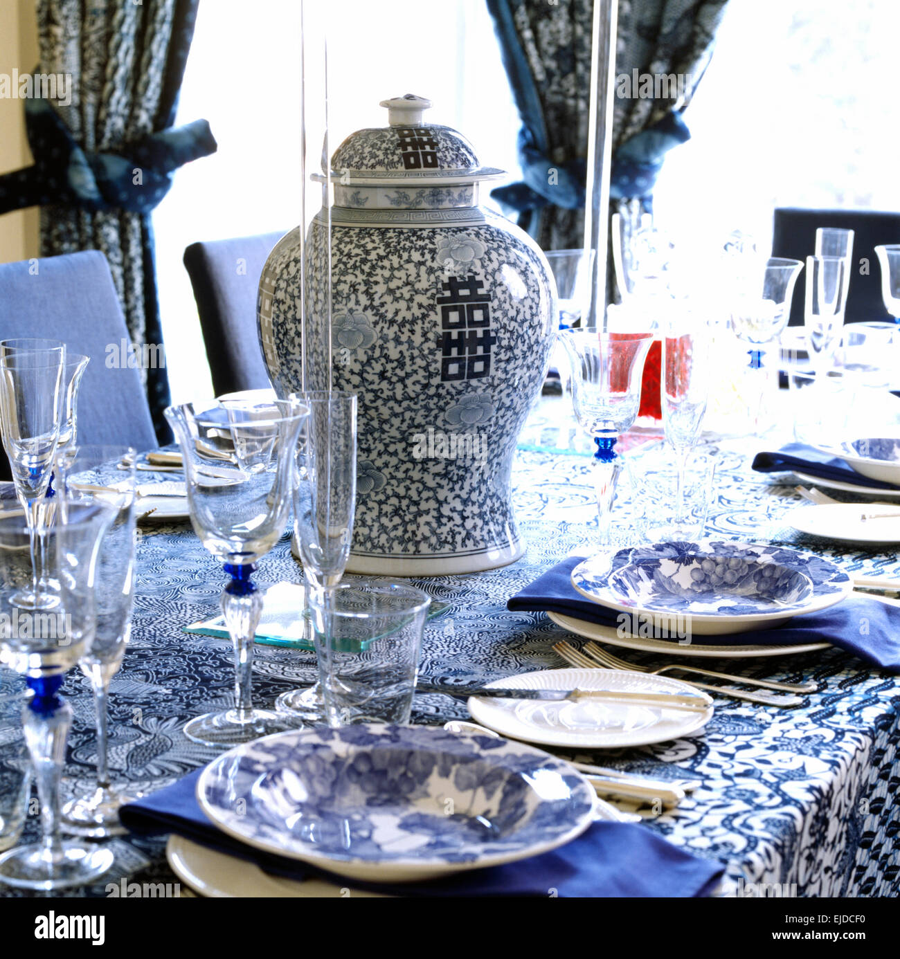 Set de table pour le déjeuner avec blue +Chine blanc et un grand vase  chinois à couvercle Photo Stock - Alamy