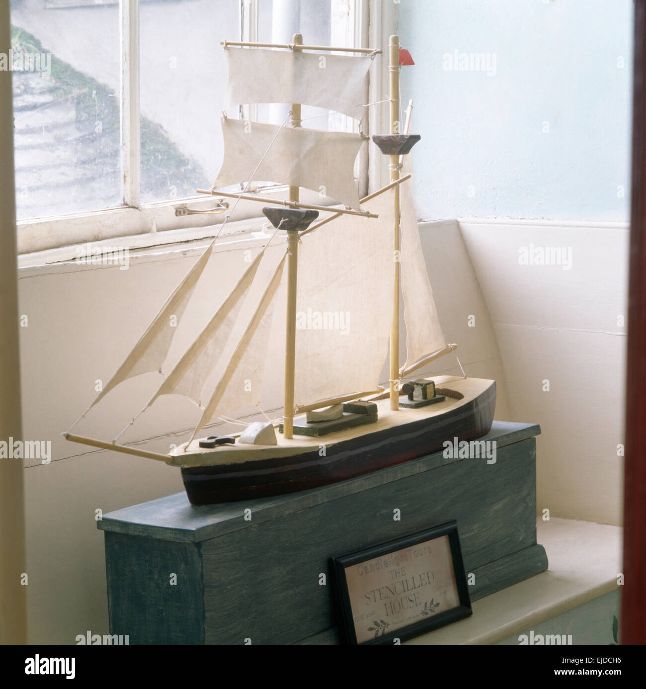 Close-up de maquette en bois voilier avec voiles blanches Banque D'Images