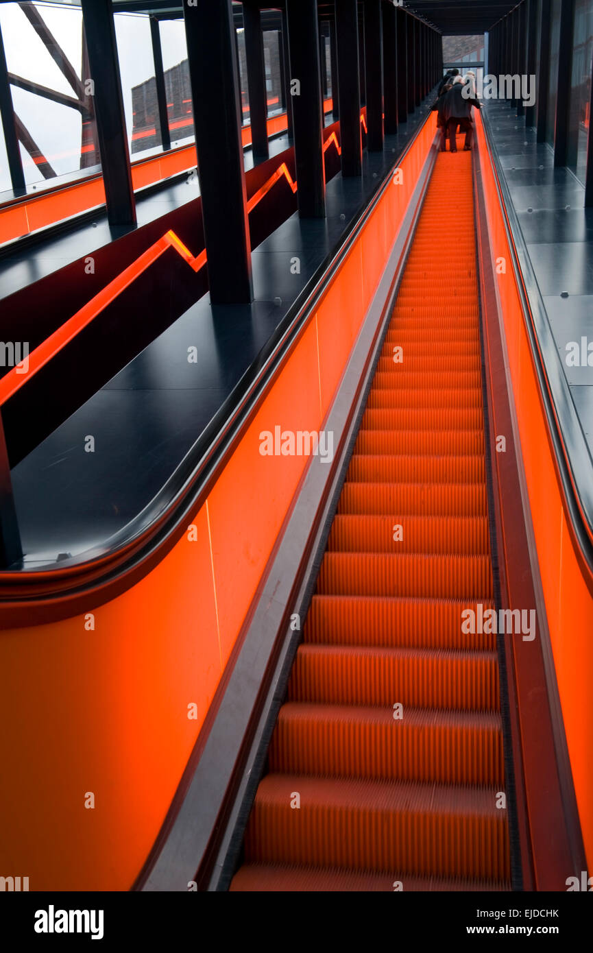 Escalier pour l'espace ouvert aux visiteurs du Musée de la Ruhr Site du patrimoine mondial de Zeche Zollverein à Essen, Rhénanie du Nord-Westphalie, Allemagne Banque D'Images