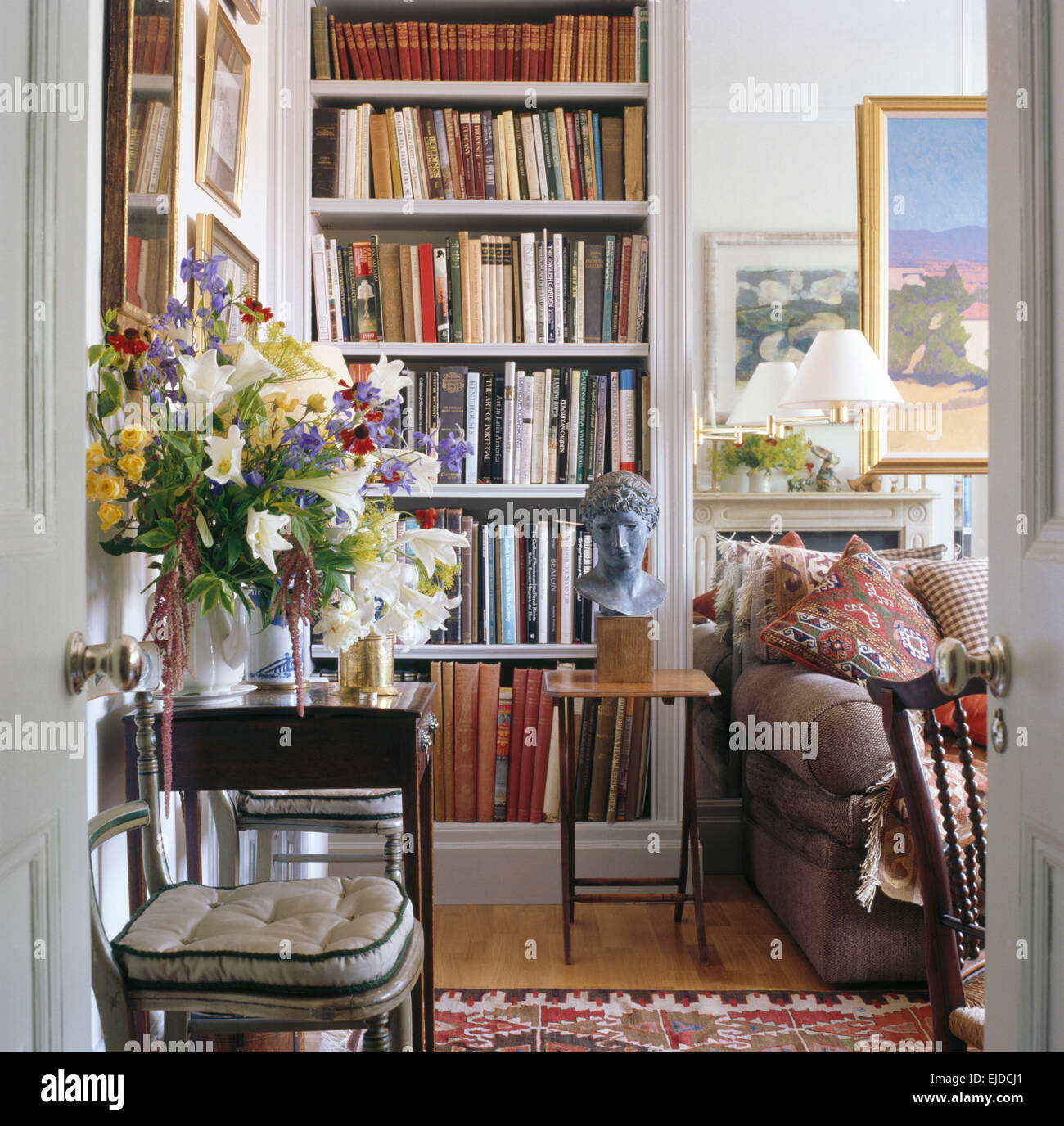 Vase de fleurs d'été sur table console au townhouse séjour avec chaises Banque D'Images