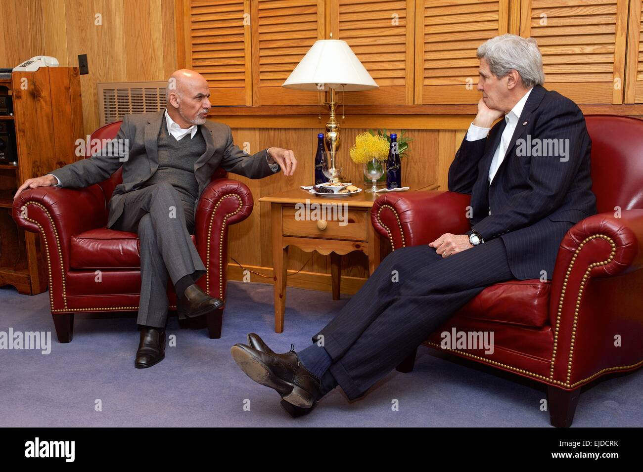 Le secrétaire d'Etat américain John Kerry rencontre le président américain au cours d'Ashraf Ghani-Afghan dialogues sur la sécurité, la liaison régionale et la transition économique dans la région de Holly Cabin à Camp David, le 23 mars 2015 à Thurmont, Maryland. Banque D'Images