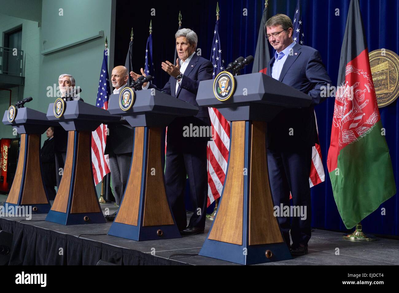 Le secrétaire d'Etat américain John Kerry parle aux médias en tant que président Afghan Ashraf Ghani, chef de l'exécutif Afghan Abdullah Abdullah et le Secrétaire de la Défense Ash Carter rechercher dans le cours d'une conférence de presse le micocoulier Hangar à Camp David, le 23 mars 2015 à Thurmont, Maryland. Banque D'Images
