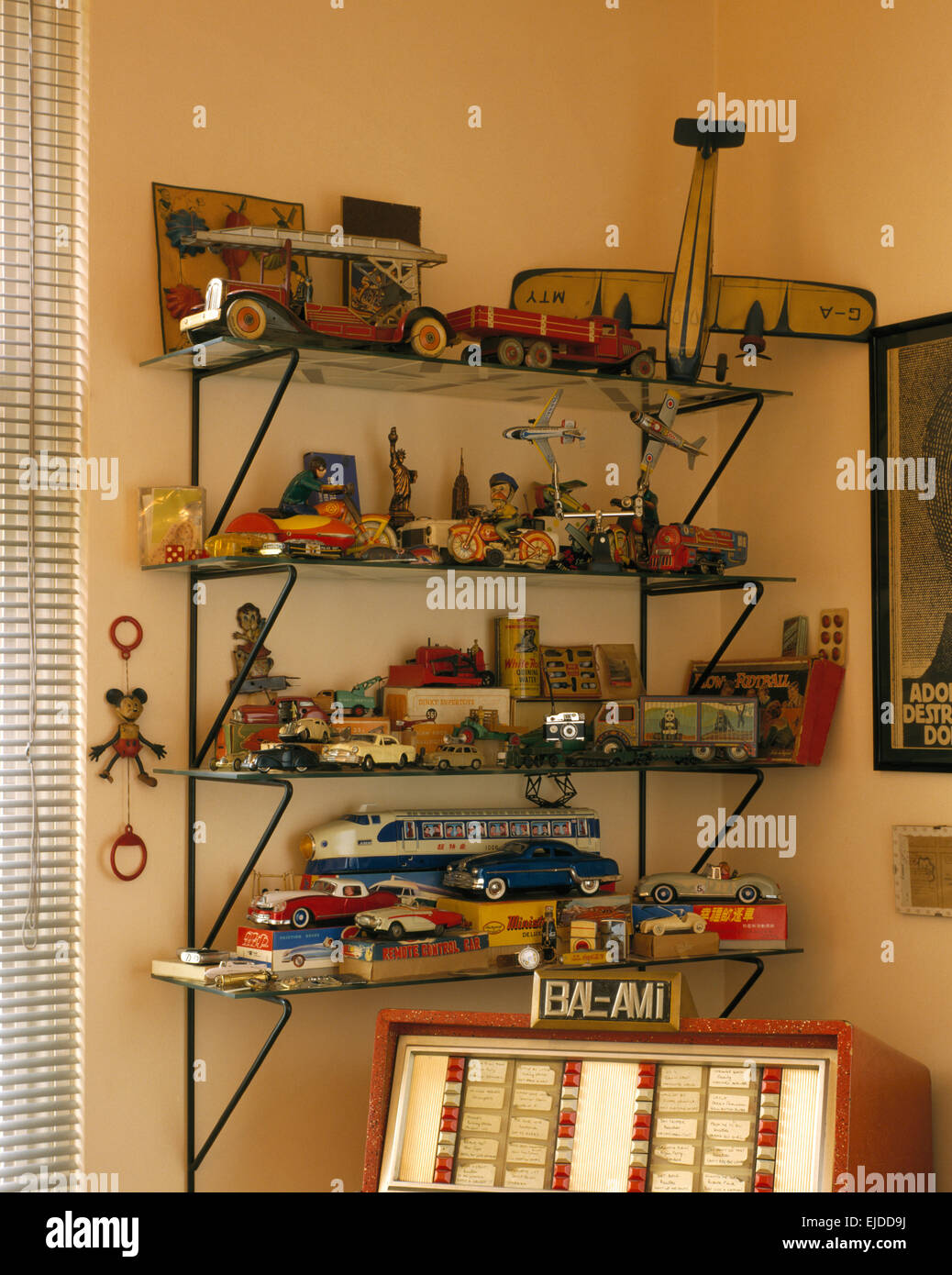 Collection de la boîte de jouets vintage sur étagères en verre dans 80 chambres Banque D'Images