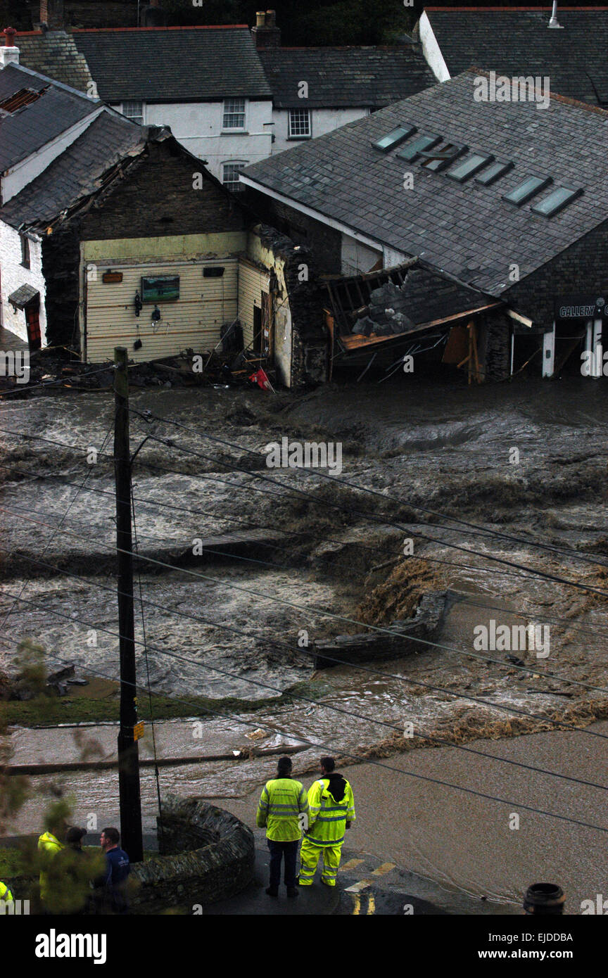 Boscastle inondations les services d'urgence sur les lieux après un mur d'eau sur l'île de Cornwall ville côtière, le 16 août 2004. Banque D'Images