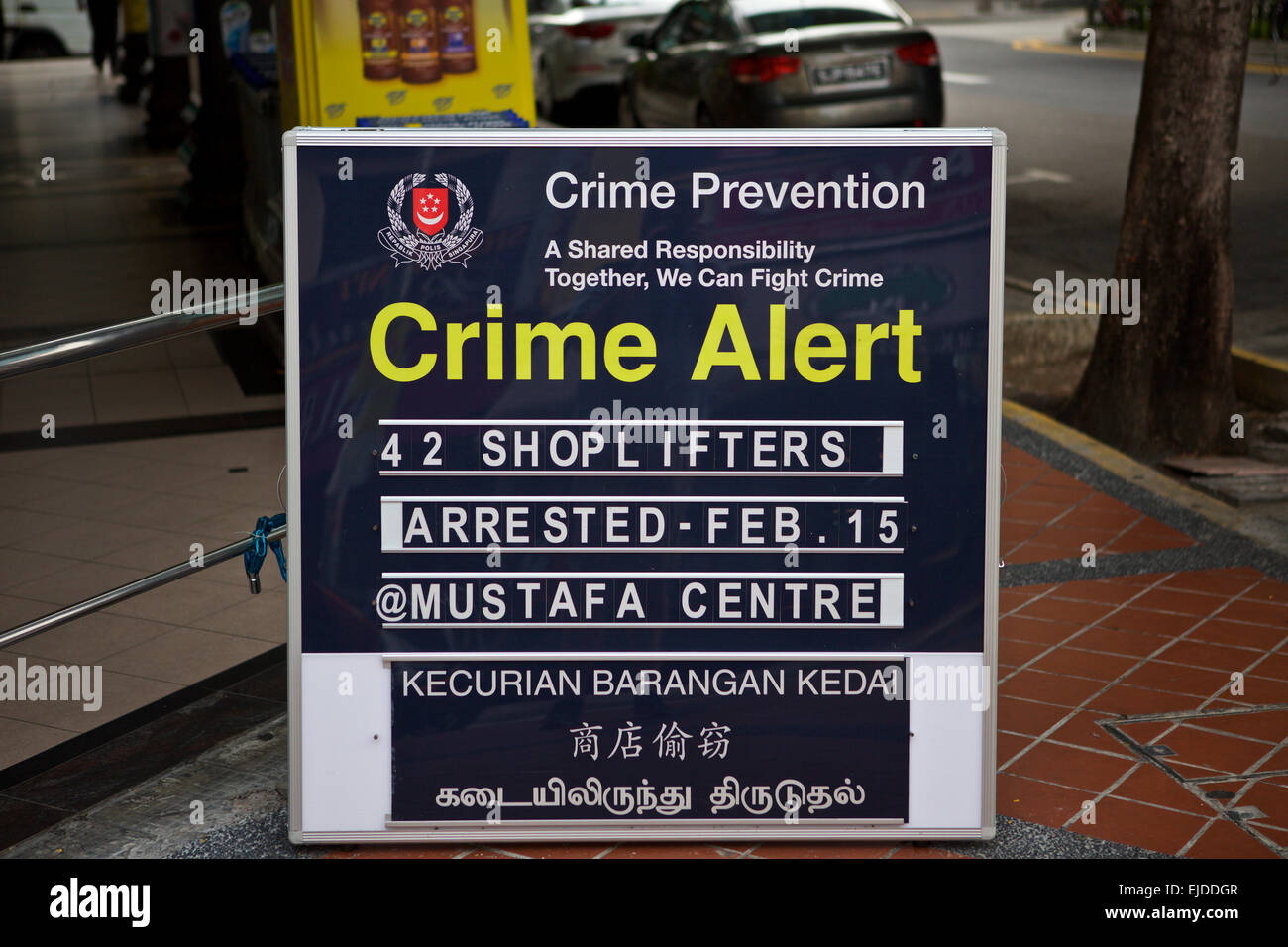 La prévention du crime un panneau d'avertissement dans Little India, à Singapour. Banque D'Images
