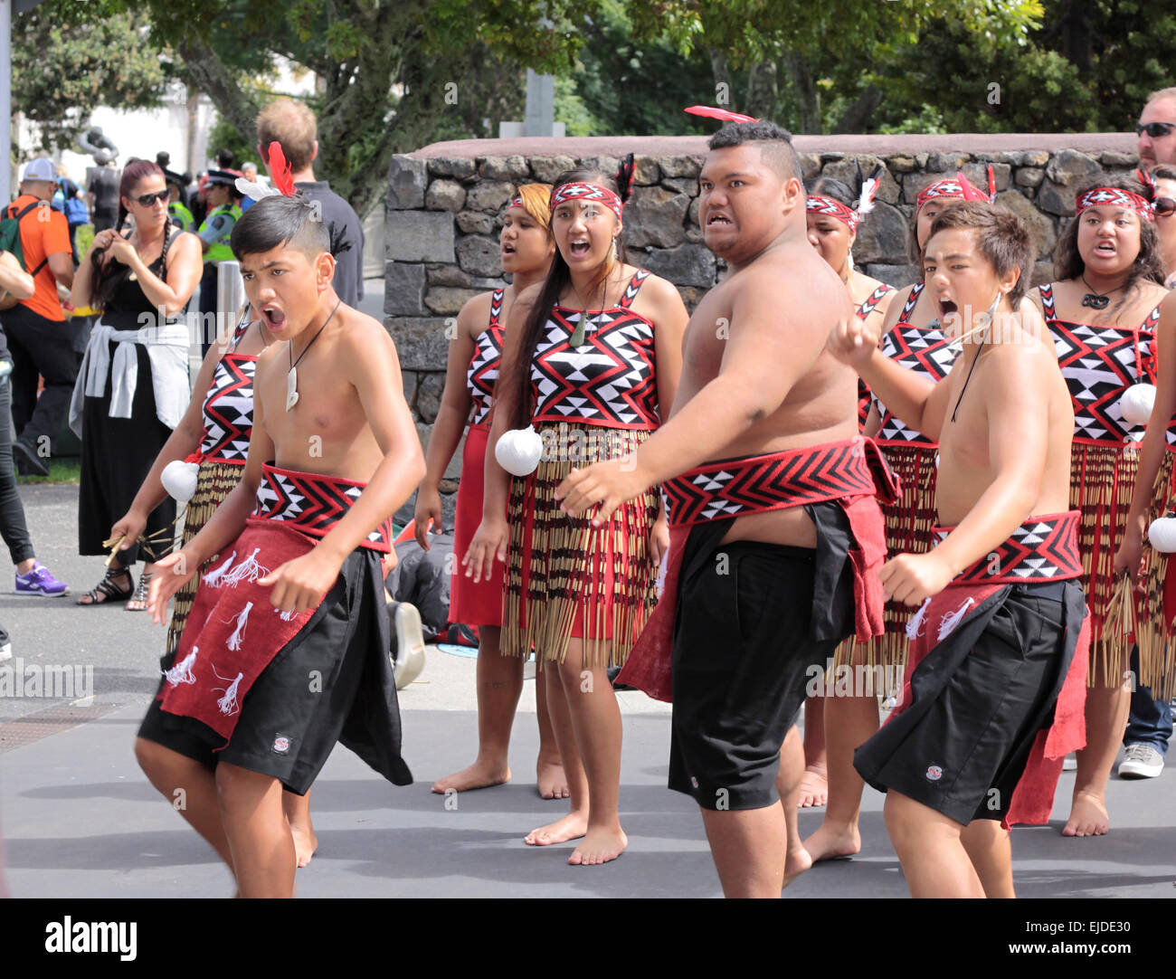 Auckland, Nouvelle-Zélande. 24 mars, 2015. Les jeunes maoris effectuer haka cri de guerre à l'extérieur de la danse ICC Cricket World Cup 2015 à Eden Park Rugby stade lors de la demi-finale match ODI Internationale d'un jour entre la Nouvelle-Zélande et l'Afrique du Sud, à Auckland, en Nouvelle-Zélande, le Mardi, Mars 24, 2015. Credit : Aloysius Patrimonio/Alamy Live News Banque D'Images