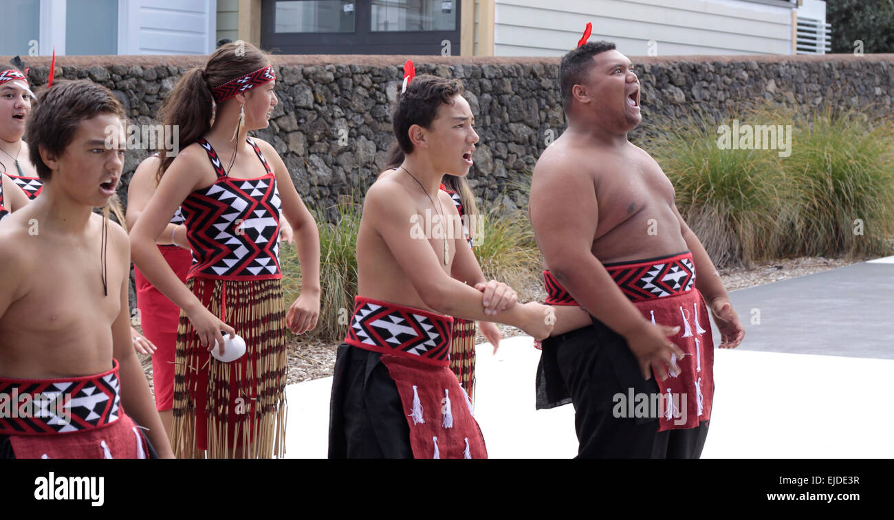 Auckland, Nouvelle-Zélande. 24 mars, 2015. Les jeunes maoris effectuer haka cri de guerre à l'extérieur de la danse ICC Cricket World Cup 2015 à Eden Park Rugby stade lors de la demi-finale match ODI Internationale d'un jour entre la Nouvelle-Zélande et l'Afrique du Sud, à Auckland, en Nouvelle-Zélande, le Mardi, Mars 24, 2015. Credit : Aloysius Patrimonio/Alamy Live News Banque D'Images