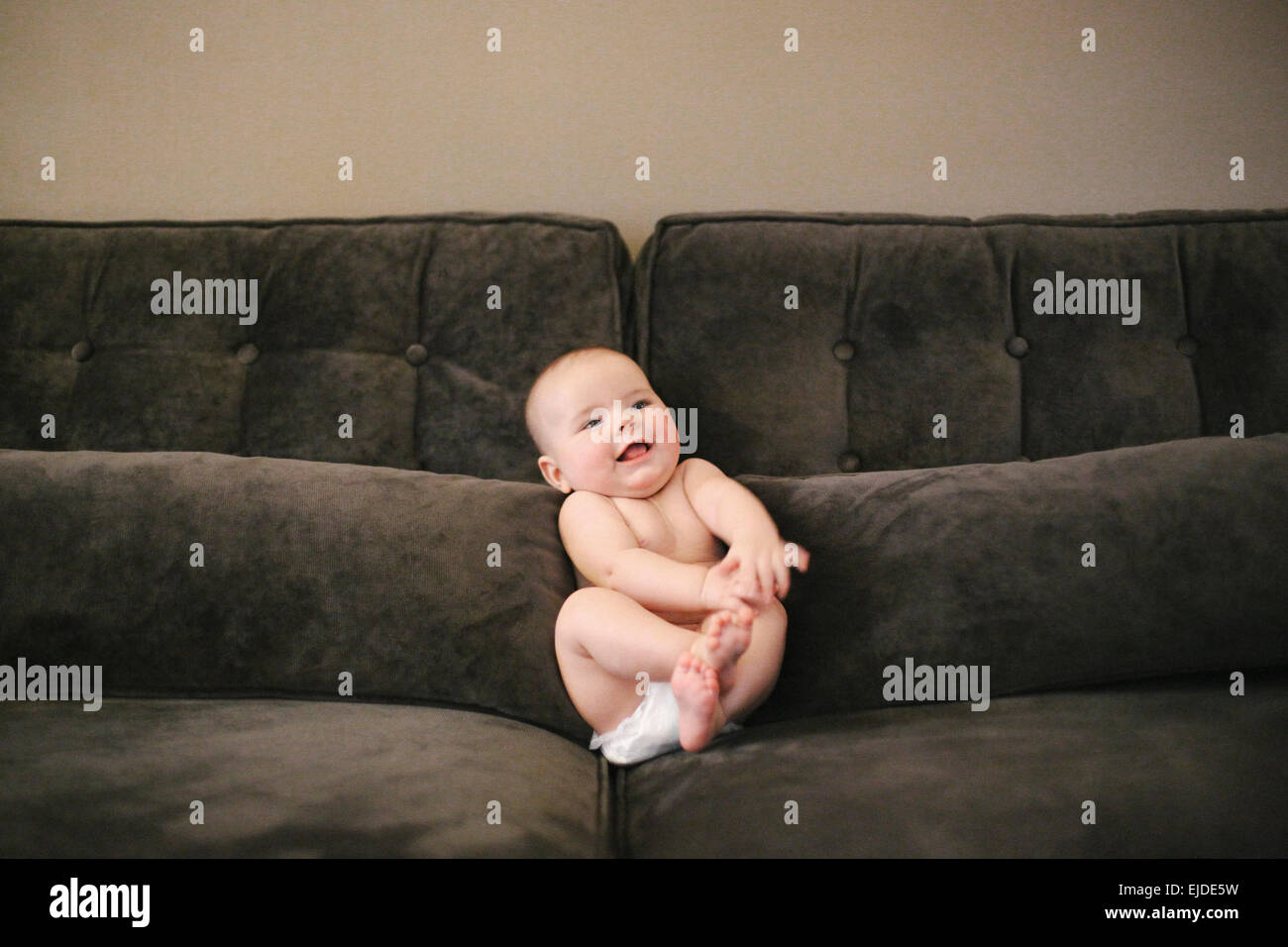 Un Bebe Assis Cale Sur Un Canape Porter Une Couche Photo Stock Alamy Un Bebe Assis Cale Sur Un Canape Porter Une Couche Photo Stock Alamy