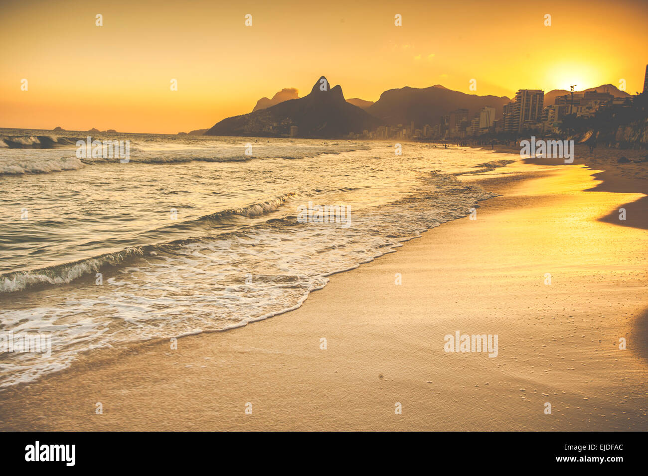 Coucher du soleil chaud sur la plage d'Ipanema avec des gens, Rio de  Janeiro, Brésil Photo Stock - Alamy