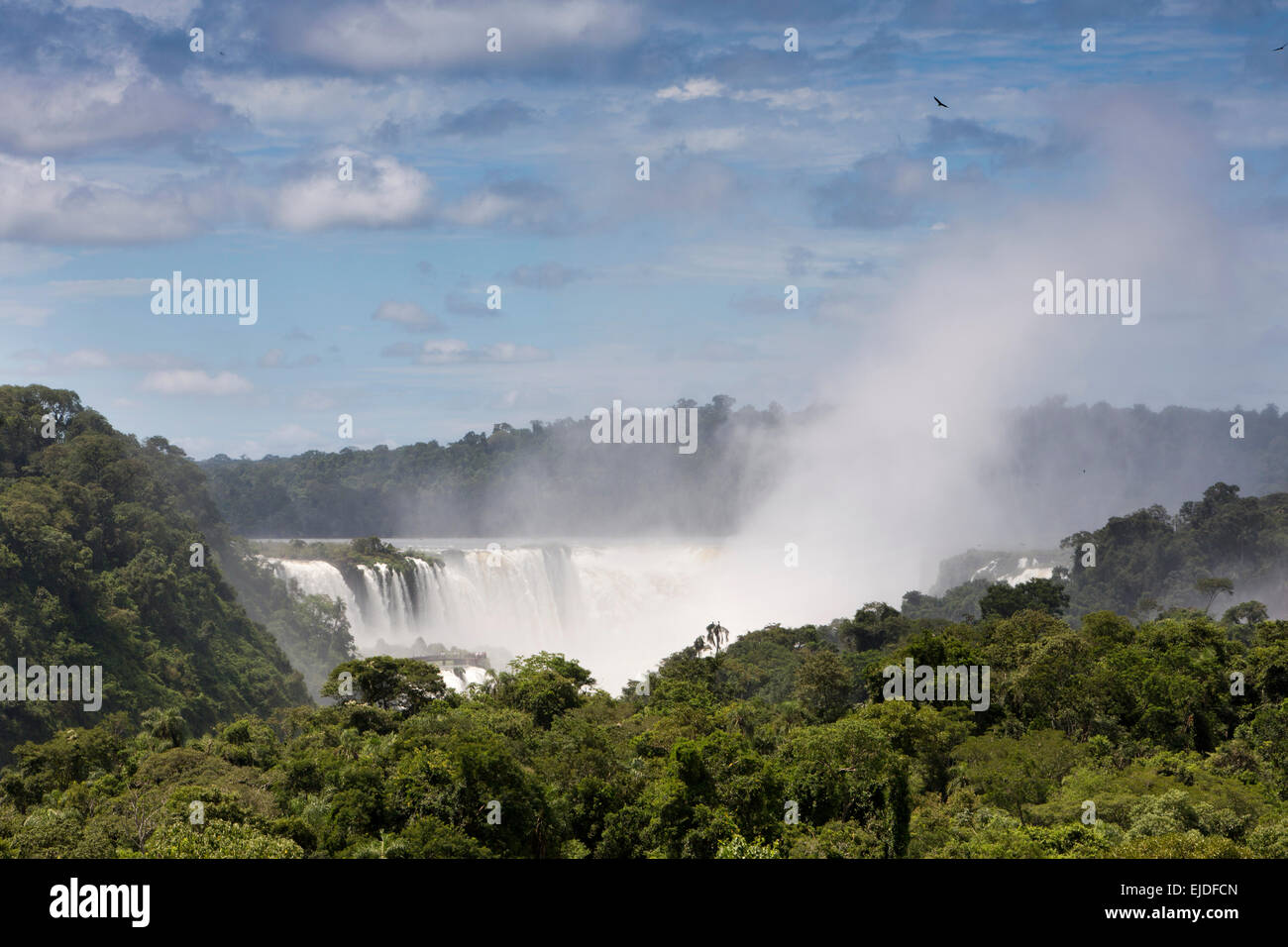 L'Argentine, Iguazu, vue à distance de chute d'el Diablo Garganta à travers les forêts tropicales Banque D'Images