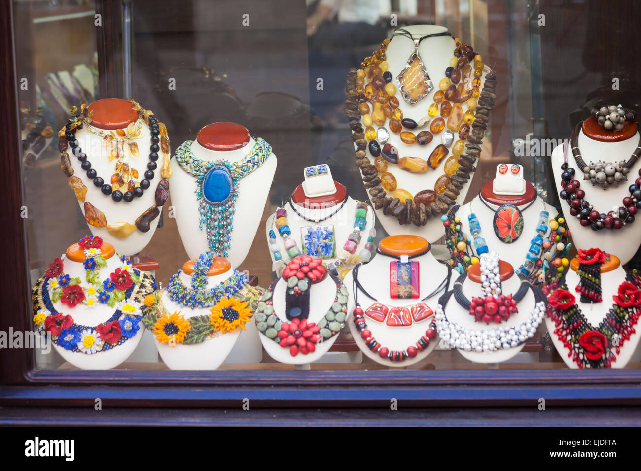 Bijoux dans la vitrine de boutique à Cracovie, Pologne en septembre -  colliers, collier Photo Stock - Alamy