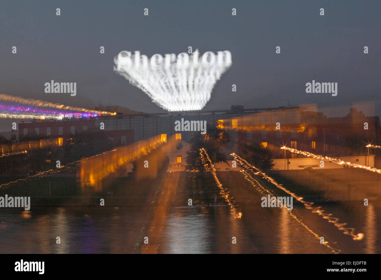 Effet Zoomburst de Sheraton Hotel allumé signer au crépuscule à Cracovie, Pologne Banque D'Images