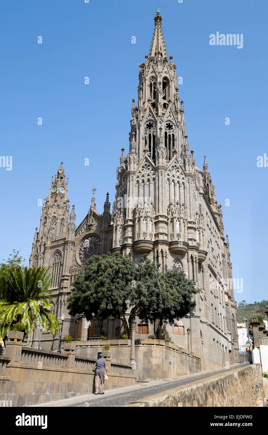 Un homme passe devant l'église paroissiale néo-gothique San Juan Bautista, Arucas, Gran Canaria, îles Canaries, Espagne Banque D'Images