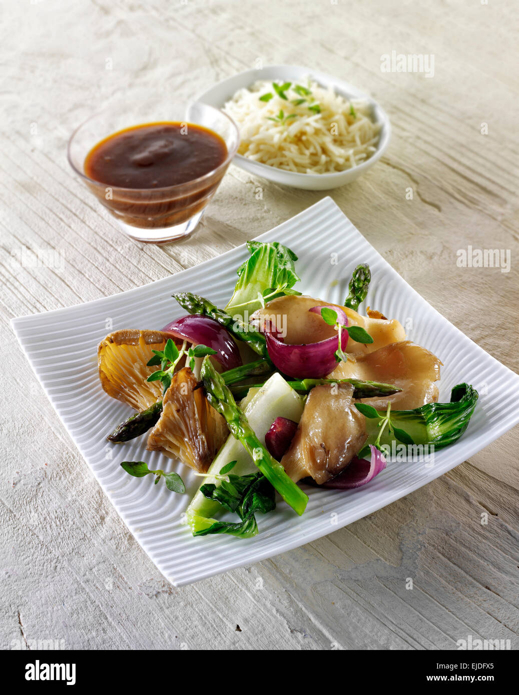 Chinois Oriental sauté végétarien de légumes et champignons Banque D'Images