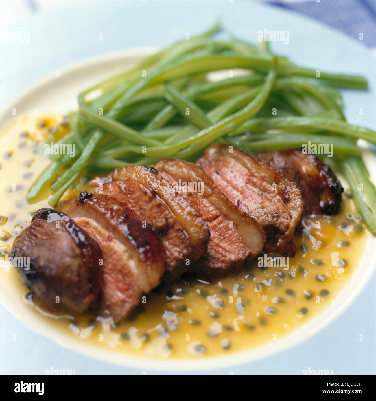 Close-up of en tranches épaisses de rôti de bœuf avec des haricots verts cuits à la vapeur et une sauce légère Banque D'Images