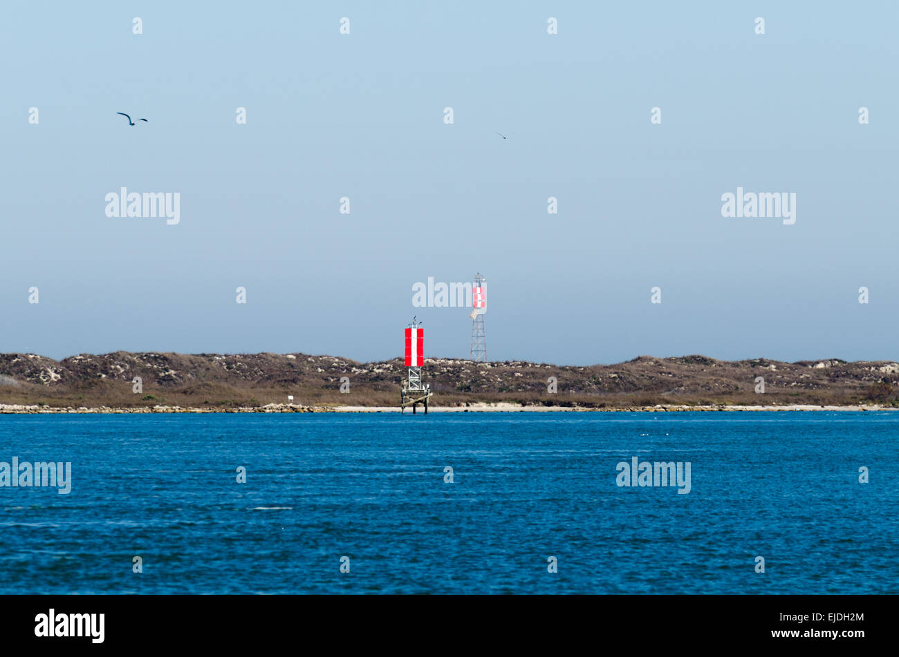 Aide à la navigation de marqueur de distance indique l'emplacement de navire est par rapport au centre du chenal de navigation Banque D'Images