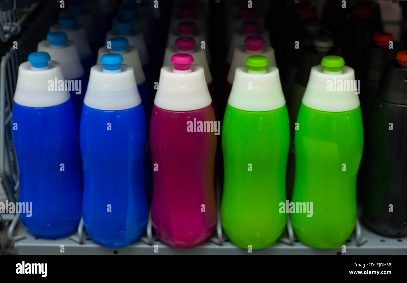 Plusieurs bouteilles d'eau pour les activités de plein air sur 5 étagères marché prêt à vendre Banque D'Images