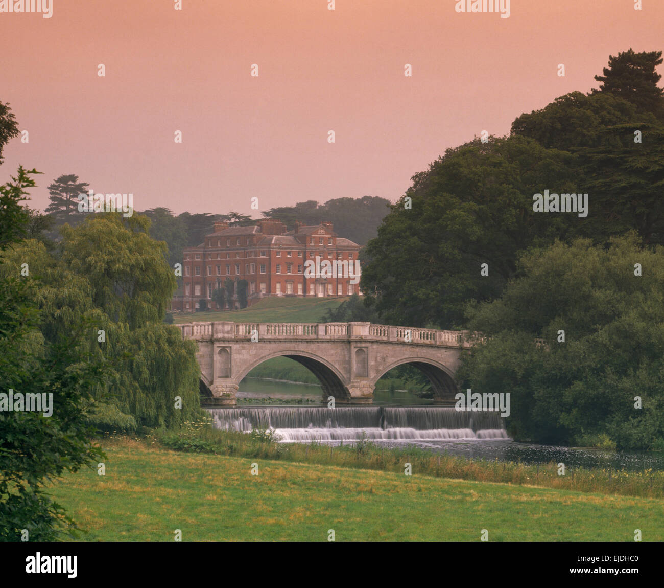 Extérieur de Brockett Hall avec un pont de pierre sur une rivière avec un petit weir Banque D'Images