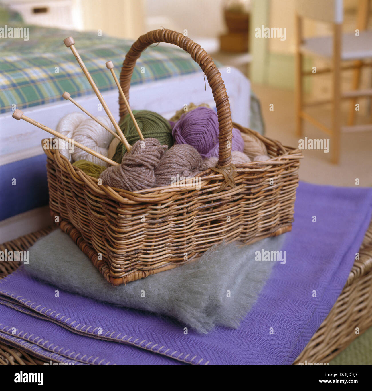 Panier de laine à tricoter sur l'écharpe en mohair et couverture pourpre Banque D'Images