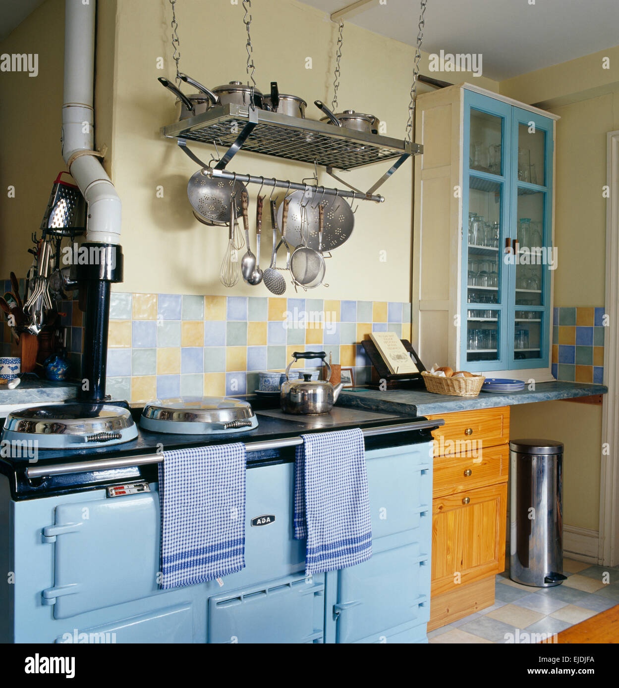 Les casseroles en acier inoxydable sur une grille au-dessus de couleur bleu  en cuisine côtière Aga Photo Stock - Alamy