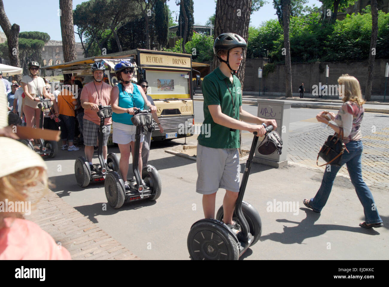 Les touristes à cheval sur l'utilisation d'un Segway près du Forum à Rome Banque D'Images