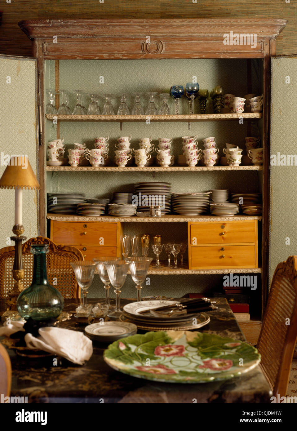 Collection de vintage glass ware et de la Chine sur les étagères de dresser en 1990 salle à manger Banque D'Images