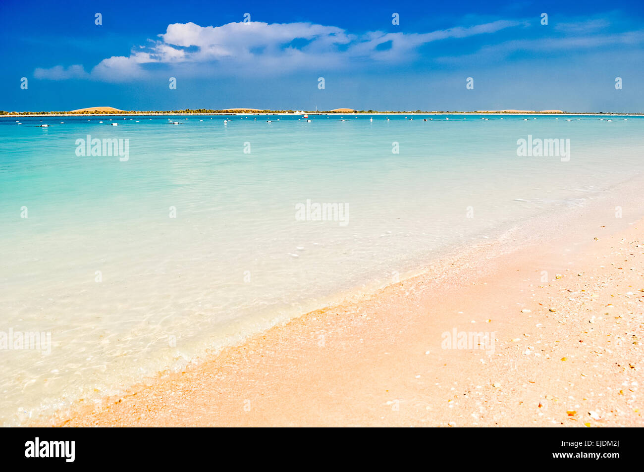 La plage magique de l'eau claire et ciel bleu jaune sable Banque D'Images