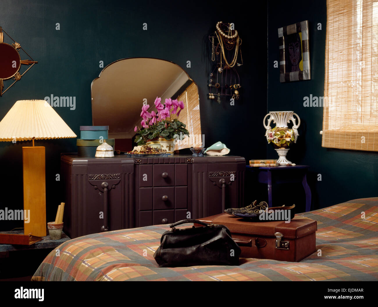 Cuir Vintage suitcase on lit dans chambre avec style années 40 noir peint en brun coiffeuse Banque D'Images