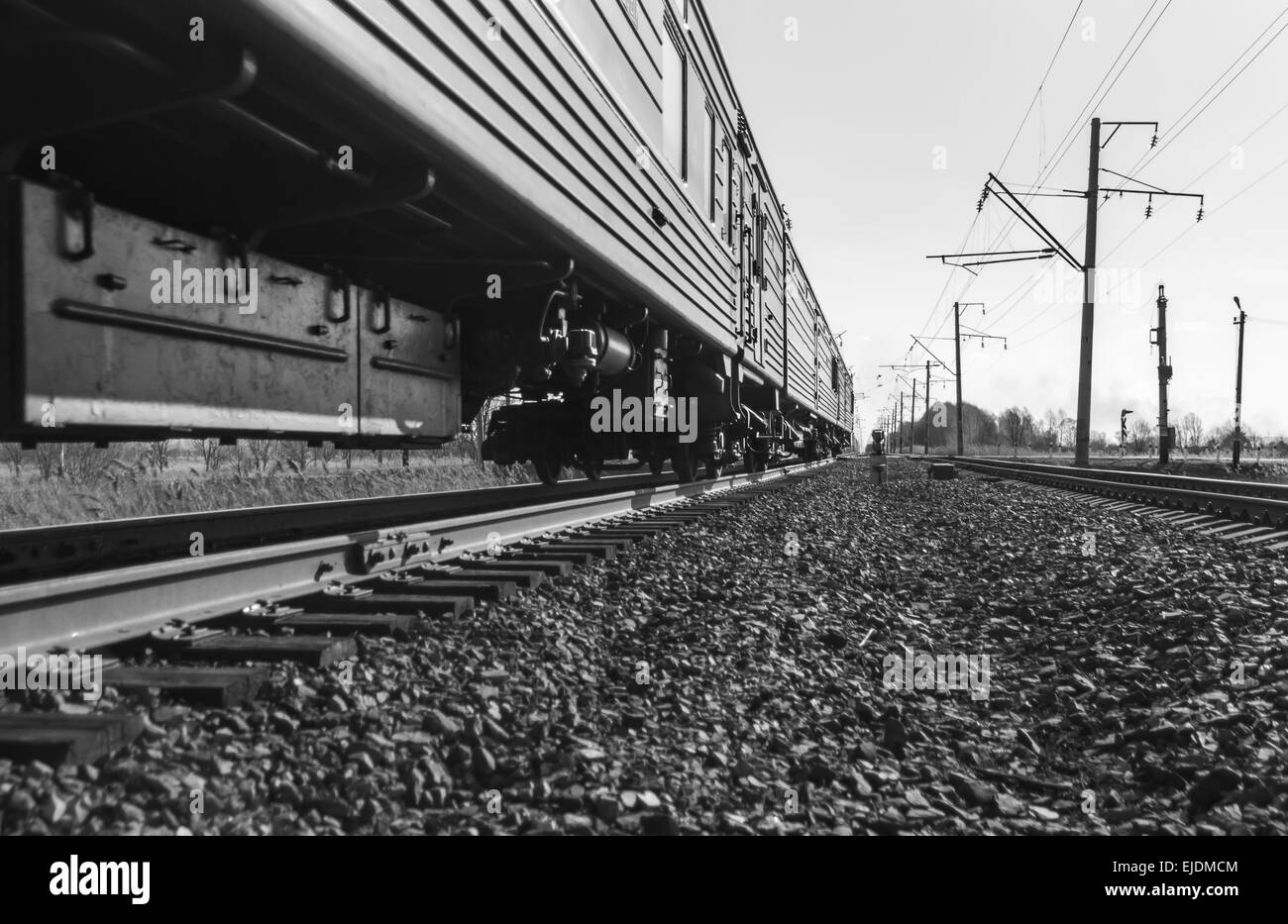 Train en marche lentement avec beaucoup de voitures Banque D'Images