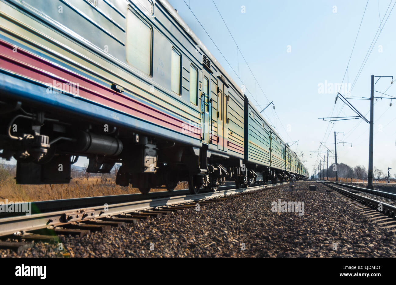 Train en marche lentement avec beaucoup de voitures Banque D'Images