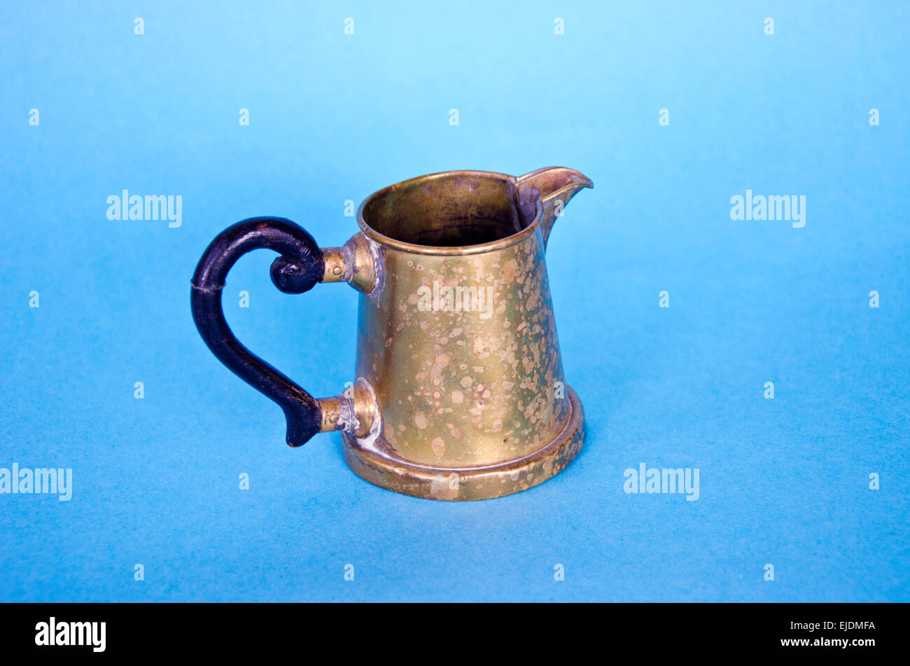 Laiton antique sauce cup voile sur fond azur Banque D'Images