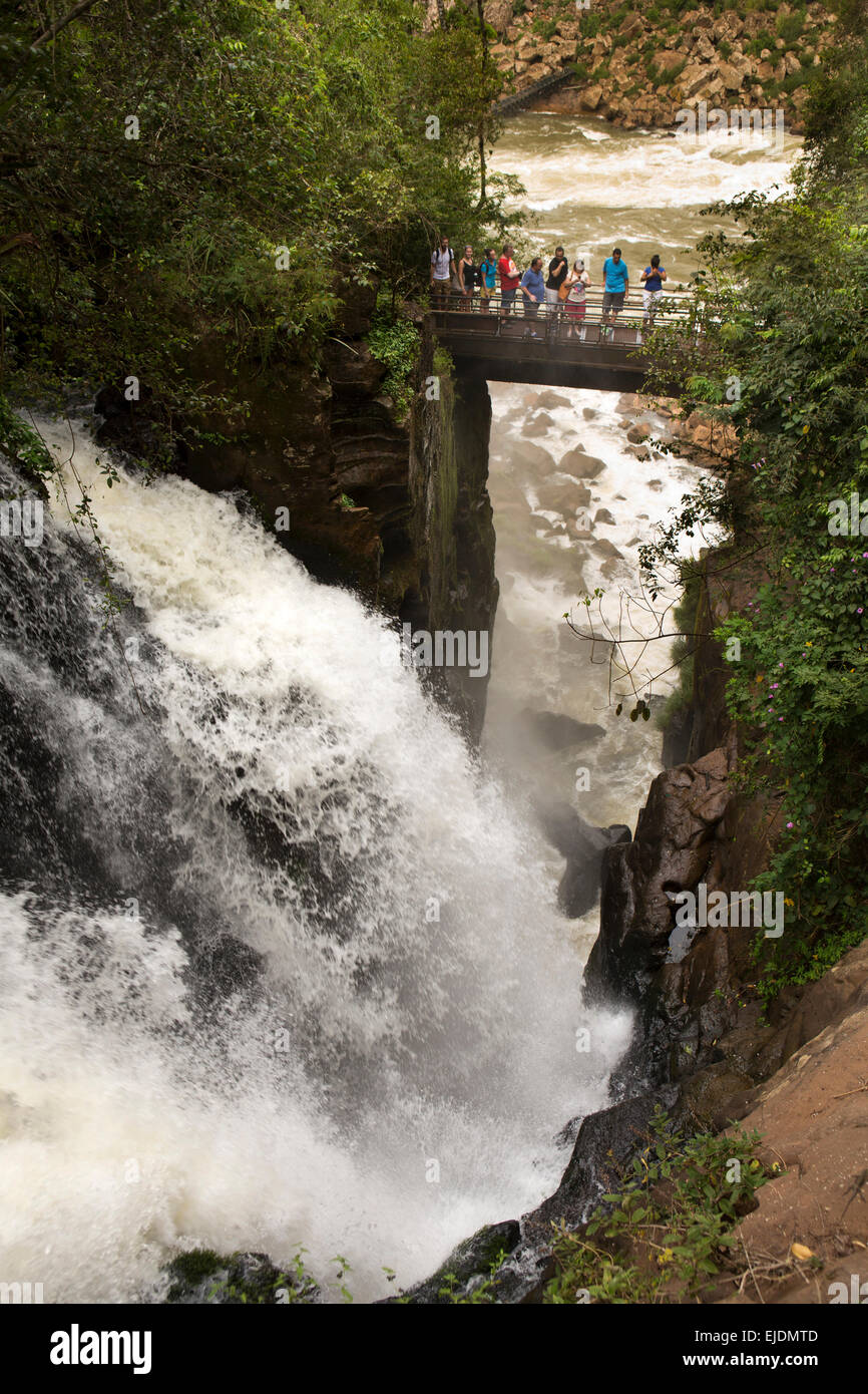 L'Argentine, Iguazu, Circuit inférieur, circuit inférieur, les touristes sur pont sur Saltar p. Lanusse chute Banque D'Images