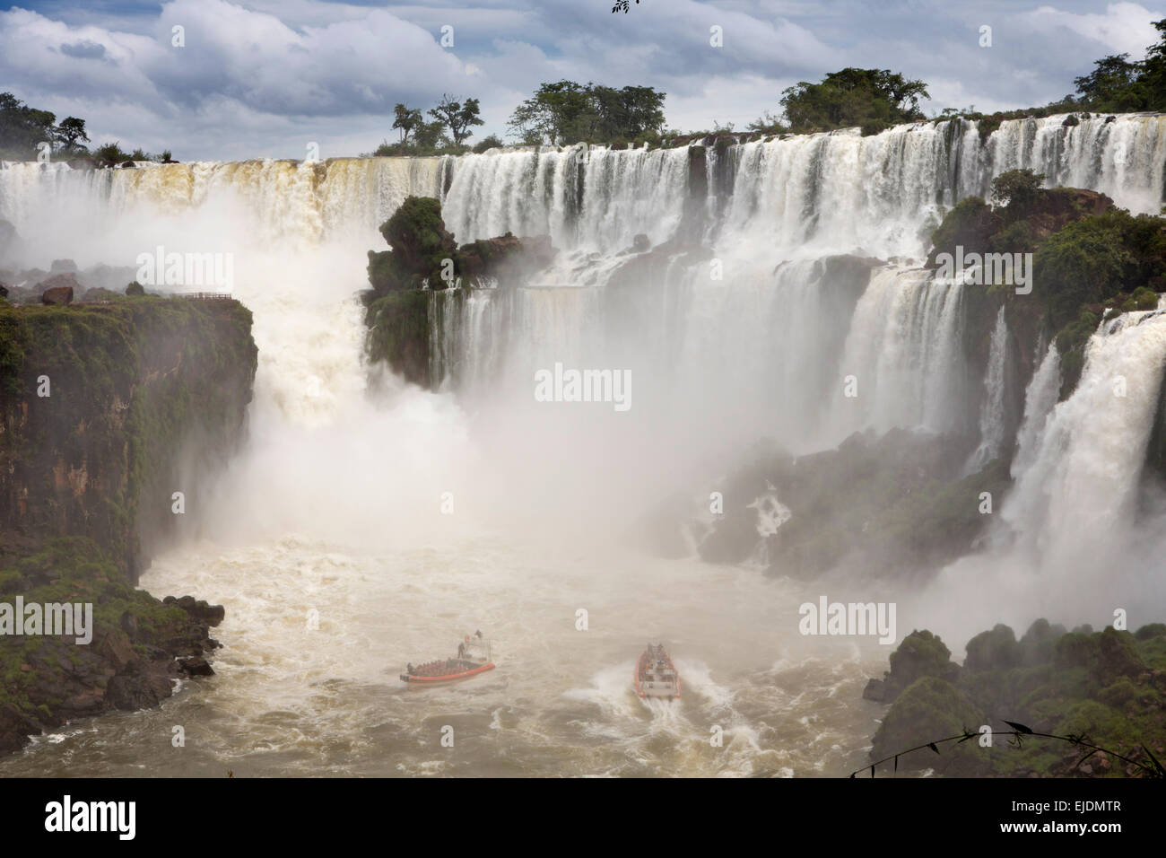 L'Argentine, Iguazu, Gran Aventura, bateaux aventure touristique ci-dessous Salto San Martin, et Mbigua Barnabe Mendez Banque D'Images