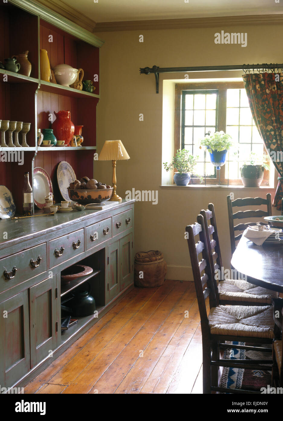 Grand buffet peint en gris en pays salle à manger avec parquet en bois poli Banque D'Images